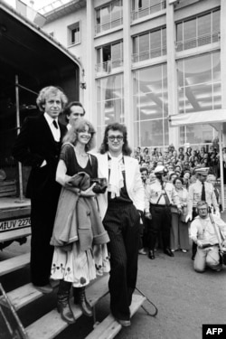 Режисьорът и немски актьори позират за представянето на филма „Кралете на пътя“ Кан, 1976 г.