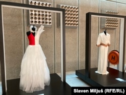 Dve haljine napravljene po Angelininim skicama, izložene u Sava Centru u Beogradu.