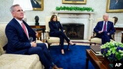 Predsjedavajući Predstavničkog doma Kevin McCarthy, potpredsednica SAD Kamala Harris i predsednik Joe Biden tokom sastanka u Vašingtonu, 16. maja 2023.