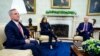 Presidenti amerikan, Joe Biden, nënpresidentja, Kamala Harris dhe udhëheqësi i Dhomës së Përfaqësuesve, Kevin McCarthy, duke diskutuar në Zyrën Ovale.