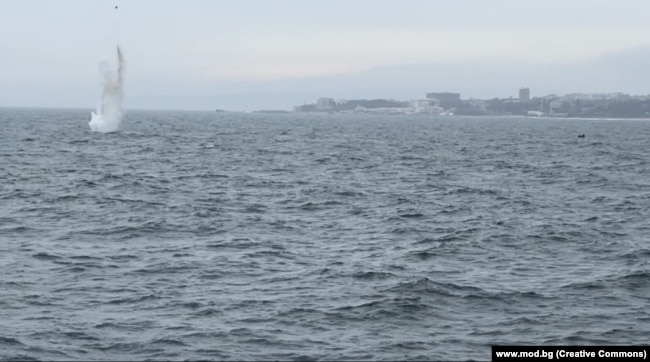 Знищення морської якірної міни, виявленої за 250 метрів від болгарського узбережжя, березень 2024 року