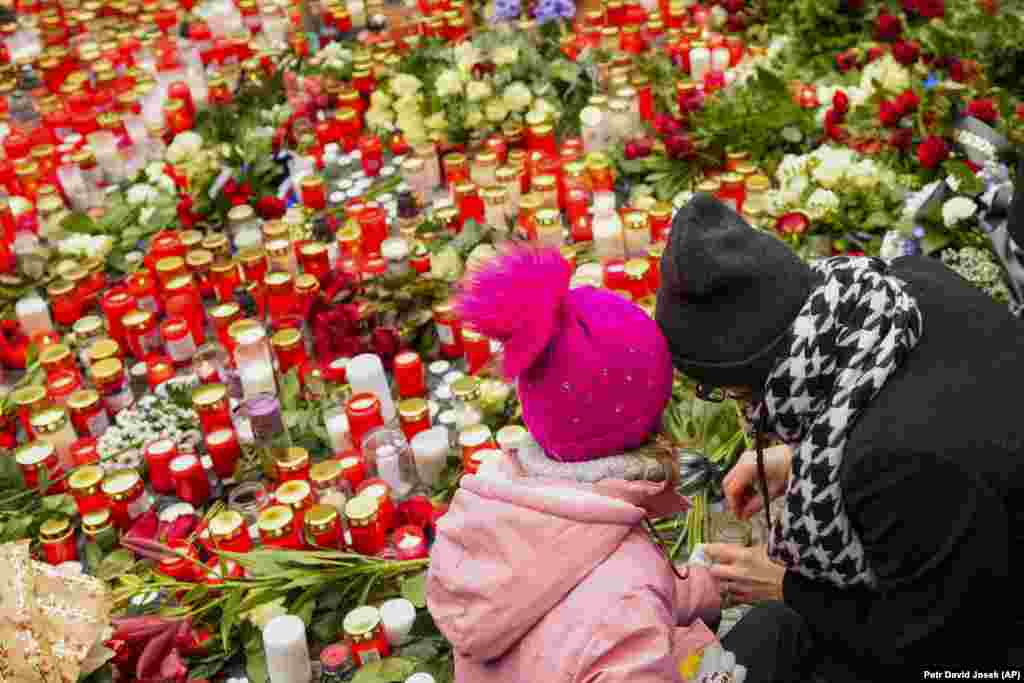 Lumânări și flori la sediul Universității Caroline de la Praga.&nbsp; A fost cel mai grav incident de acest fel din istoria cehilor și unul din cele mai grave din Europa.&nbsp;(AP Photo/Petr David Josek)