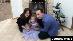 Захар Зарипов с женой Ольгой и старшей дочерью