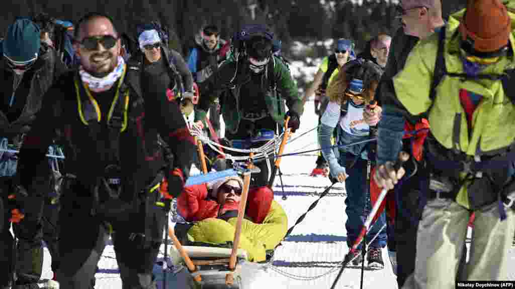 Önkéntesek szánon húzzák fel a Rila-hegységbe a cerebrális parézisben szenvedő Alexandra Alexandrovát.&nbsp;Doychinova elmondta, hogy a téli Rila-hegyi mászás különösen nagy kihívást jelentett &nbsp;
