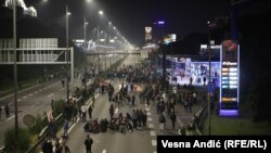 Manji deo učesnika protesta nastavio je blokadu dela autoputa u Beogradu, 19. maj 2023.