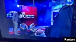 Snimak s programa uživo tokom kojeg su maskirani napadači upali u studio ekvadorske TC televizije, Kvajakil, 9. januar 2024.