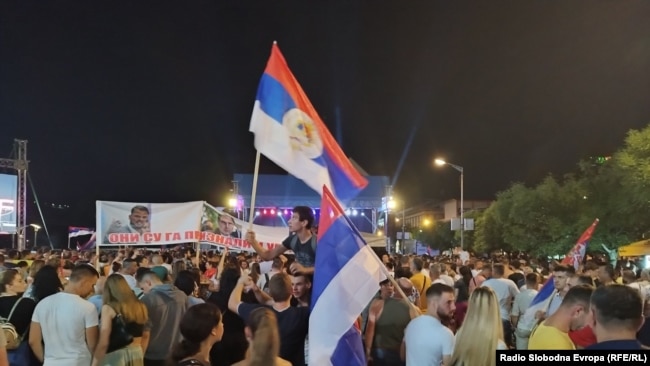 Građani nose zastave Republike Srpske i Srbije, 16. juli 2023.