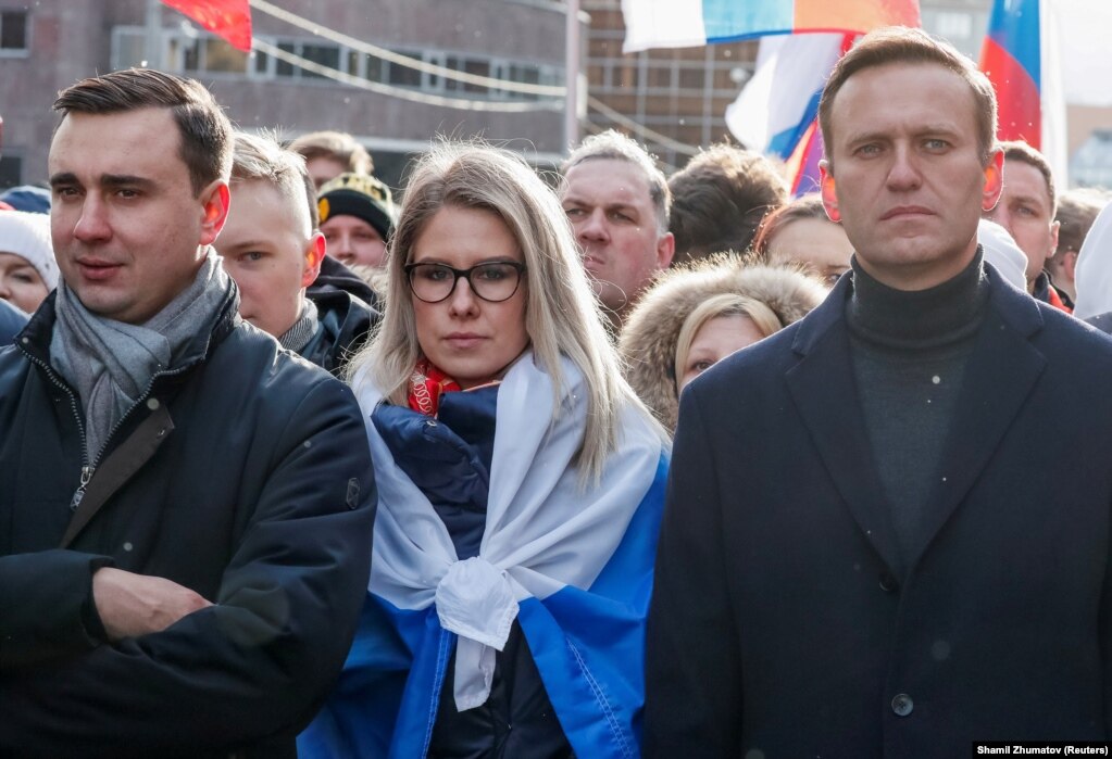 Ivan Zhdanov (a sinistra), Lyubov Sobol (al centro) e Navalny partecipano a una manifestazione per celebrare il quinto anniversario dell'uccisione del politico dell'opposizione Boris Nemtsov fuori dalle mura del Cremlino nel 2015 e per protestare contro le proposte di emendamento la costituzione a Mosca il 29 febbraio 2020.