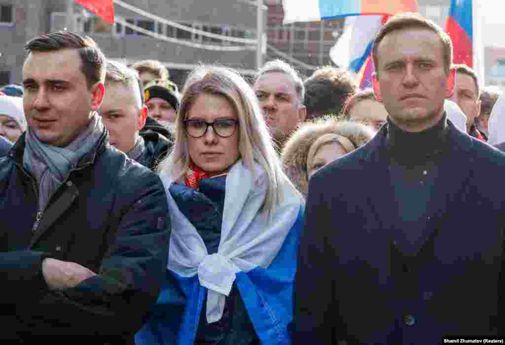 Ivan Jdanov (stânga), Liubov Sobol (centru) și Alexei Navalnî participă la un miting pentru a marca cea de-a cincea aniversare a uciderii politicianului de opoziție Boris Nemțov în fața zidurilor Kremlinului, în anul 2015 și pentru a protesta față de modificările propuse la Constituție, în Moscova, 29 februarie 2020.