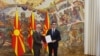 Стево Пендаровски, претседател на Северна Македонија, му го врачува мандатот за состав на преодна Влада на Талат Џафери, досегашен претседател на Собранието
