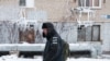Мужчина идет по микрорайону Климовск в Подольске Московской области. Российская Федерация, 7 января 2024 года