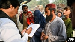 ثبت نام مهاجرین افغان که از پاکستان به افغاستان بر میگردند 