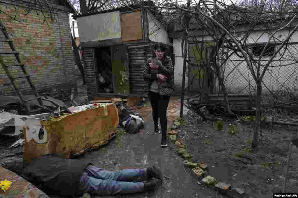Alte imagini, cum ar fi cea în care Ira Gavriluk își ține pisica în brațe în timp ce trece pe lângă cadavrele soțului și fratelui ei, pe 4 aprilie, i-au uimit pe telespectatori. Autoritățile de la Kiev au declarat că în timpul ocupației rusești din Bucea au murit peste 1400 de oameni, printre care 37 de copii.