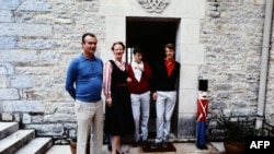  Кралица Маргрете, брачният партньор й Хенрик и двамата им синове на почивка във Франция през 1984 година 