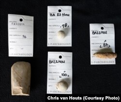 Знахідки під час розкопок під Ватерлоо у попередні роки – неолітична ручна сокира, мушкетна куля та куля Другої світової війни