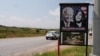 Një pllakat me imazhet e presidentit Joe Biden dhe nënpresidentes Kamala Harris, i vendosur në Sojevë të Ferizajt. 