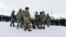 Сотрудники правоохранительных органов перед зданием суда, Баймак, Башкортостан, 17 января 2024 года 