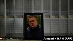 Portret pokojnog ruskog opozicionog lidera Alekseja Navaljnog, koji je preminuo u ruskom arktičkom zatvoru, u Prištini 20. februara 2024. Ilustratibna fotografija