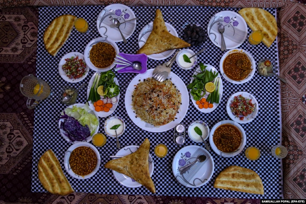 Ushqimet e përgatitura për iftar janë vendosur në tryezë ndërsa njerëzit presin të hanë pas agjërimit gjatë Ramazanit, Kabul, Afganistan, 24 mars 2023 Ramazani është muaji i nëntë në kalendarin islamik dhe besohet se shpallja e ajetit të parë në Kuran ishte gjatë 10 netëve të fundit të tij.