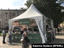  Шатрата на издателство „ Еделвайс “ на Алеята на книгата в София. 