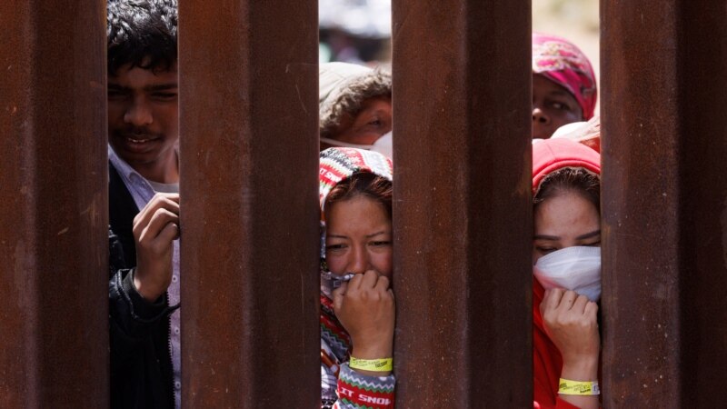 АКШ-Мексика чек арасында 60 миңдей мигрант топтолуп турат