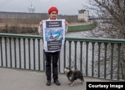 Анастасия Плюто с плакатом против застройки Охтинского мыса