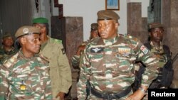 General Abdourahmane Tchiani (desno) proglasio se novim liderom Nigera, 28. juli