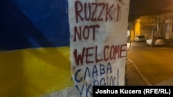 Tbilisidə "Ruslar xoş gəlməyib" və "Ukraynaya eşq olsun!" sözləri yazılmış qraffiti.