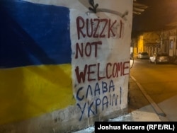 Graffiti in Tbilisi in March 2023 of a Ukrainian flag and the words "Russians not welcome" and "Glory to Ukraine!"