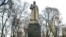 Монумент на могиле советского генерала Николая Ватутина в Киеве 