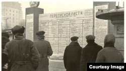 Москвичи у стенда с макетом переписного листа Москва, декабрь 1936