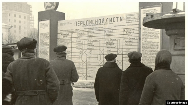 Москвичи у стенда с макетом переписного листа Москва, декабрь 1936