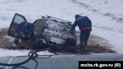 Крымские спасатели вытаскивают автомобиль, оказавшийся в кювете из-за гололеда. Крым, 13 января 2024 года.