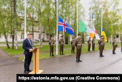 Міністр оборони Естонії Ханно Певкур на церемонії підняття прапорів нових країн-учасниць CCDCOE. Таллінн, 16 травня 2023 року