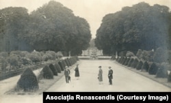 Grup de turiști români în grădinile din Versailles, 1912.