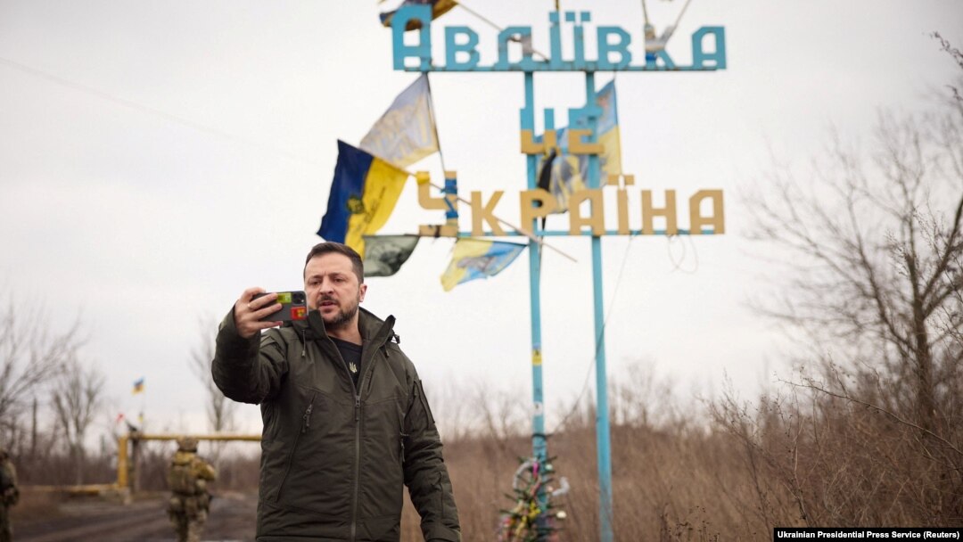 Президент Зеленский былтыр жыл соңунда Авдеевка үчүн кармаш күчөп турган маалда шаарга барып кеткен, 29-декабрь, 2023-жыл.