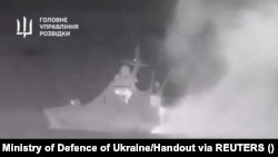 Кадры, показывающие, как дым поднимается от, по словам украинской военной разведки, российского корабля «Сергей Котов», 5 марта 2024 года