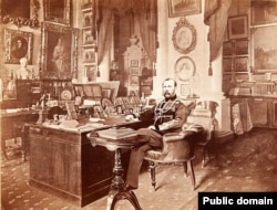 Александр II в своем кабинете, портрет работы Сергея Левицкого (1875)
