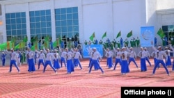 Arhiw suraty. Çärelere gatnaşmaly bolan býujet işgärleri iş wagtlary başlanmazyndan 3-4 sagat öň gelmeli edilýär.