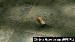 Një bisht cigareje i hedhur në tokë në Shkup.