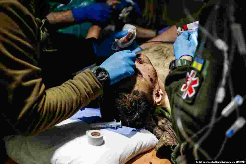 Медики обробляють рану на обличчі молодого військового, Бахмутський стабпункт. Листопад 2022 року&nbsp;
