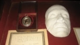 Посмертная маска Пушкина в музее на Мойке, 12, Санкт-Петербург