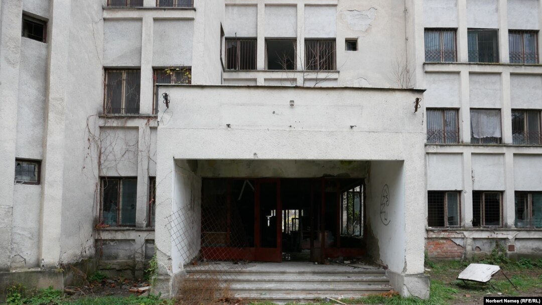 O clădire abandonată și într-un evident stadiu de dezintegrare mai amintește vag de ororile petrecute în România comunistă.