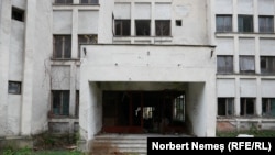 O clădire abandonată și într-un evident stadiu de dezintegrare mai amintește vag de ororile petrecute în România comunistă.