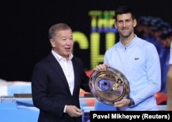 Қазақстанның теннис федерациясы президенті Болат Өтемұратов Астанада өткен турнирге қатысқан серб теннисшісі Новак Джоковичті марапаттап тұр. 2022 жылғы қазан айы.