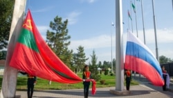 Підняття прапорів самопроголошеної «Придністровської молдовської республіки» та Росії в центрі Тирасполя. Вересень 2024 року