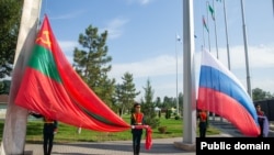 Підняття прапорів самопроголошеної «Придністровської молдовської республіки» та Росії в центрі Тирасполя. Вересень 2024 року