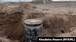Зарытый колодец в селе Чекомане. Казахстан, Абайская область, 10 ноября 2023 года
