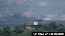 Severnokorejska stražarska stanica u selu Gijungdong u Severnoj Koreji, na fotografiji snimljenoj u blizini sela Panmundžom unutar demilitarizovane zone (DMZ) koja razdvaja dve Koreje, Južna Koreja, 19. jula 2022.