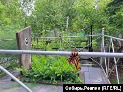 Георгиевская лента на могильной ограде, Юрга. Российская Федерация, 2023 год